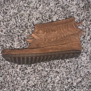Minnetonka size 2 kids shoes